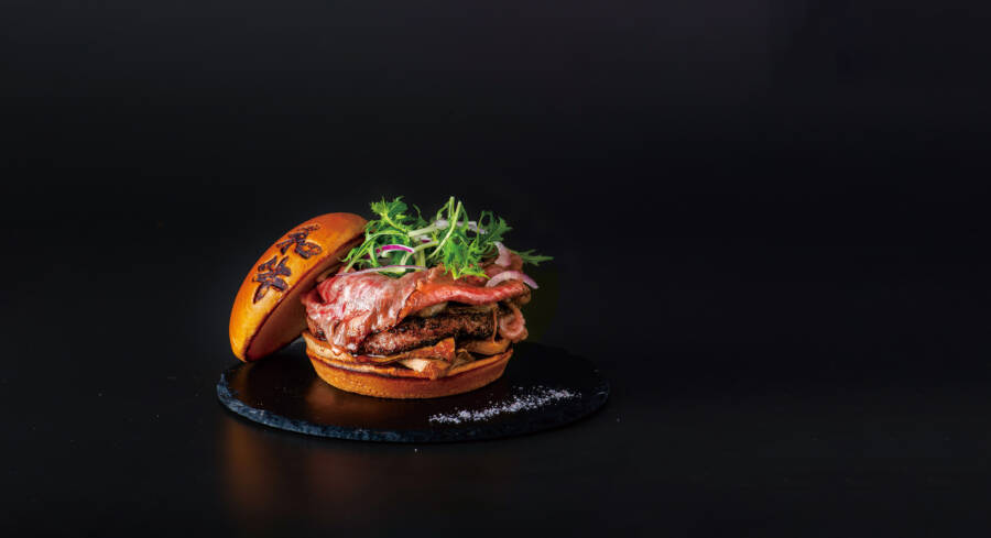 挑戰信義區最奢侈漢堡！喀漢堡推出「黑毛和牛堡」日本頂級A5和牛入口即化 - 台北郵報 | The Taipei Post