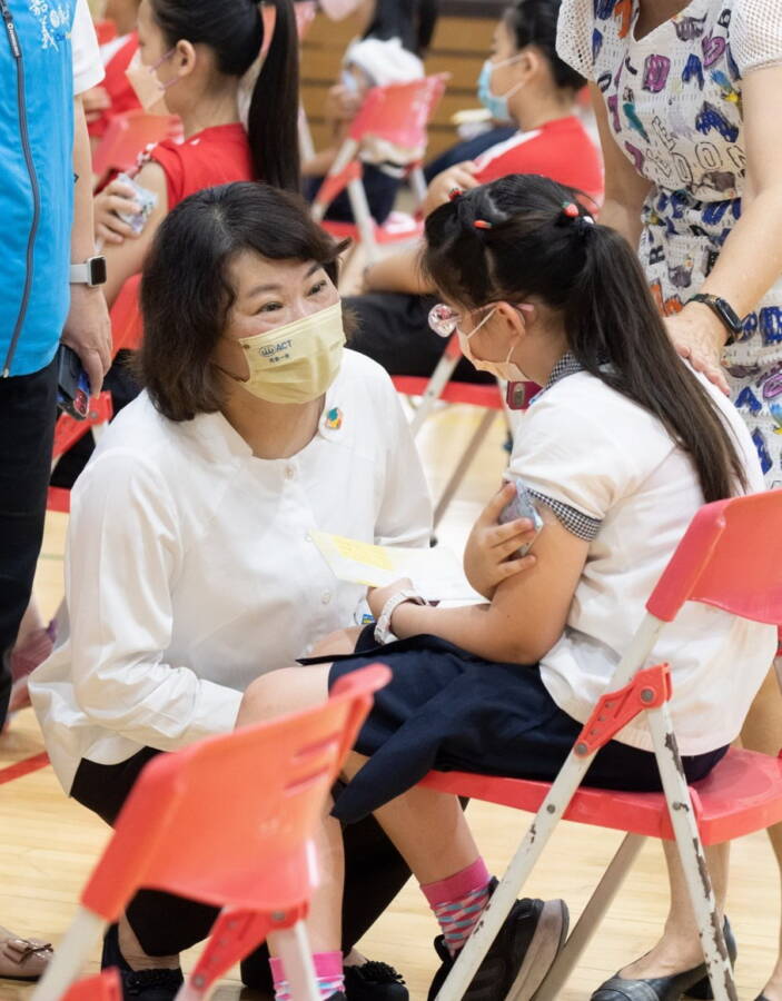 嘉市兒童疫苗開打首日 市長黃敏惠到校關心施打情形 - 台北郵報 | The Taipei Post