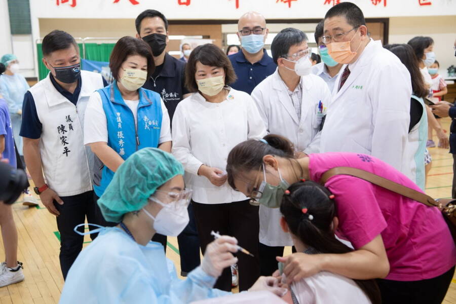 嘉市兒童疫苗開打首日 市長黃敏惠到校關心施打情形 - 台北郵報 | The Taipei Post