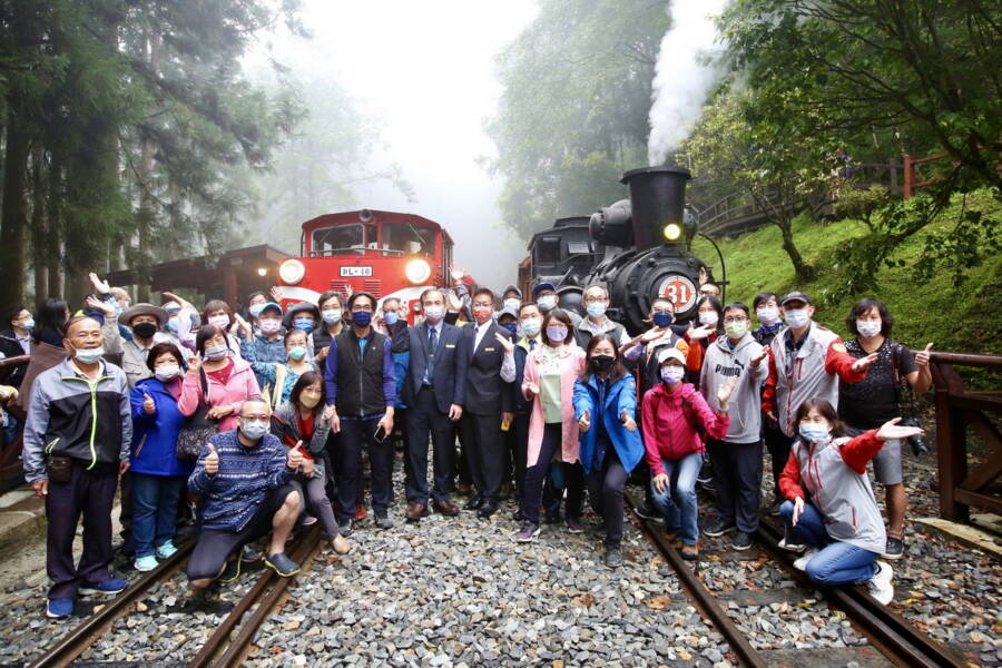 阿里山蒸汽火車與柴油機關車同框 賀神木車站正式啟用 - 台北郵報 | The Taipei Post