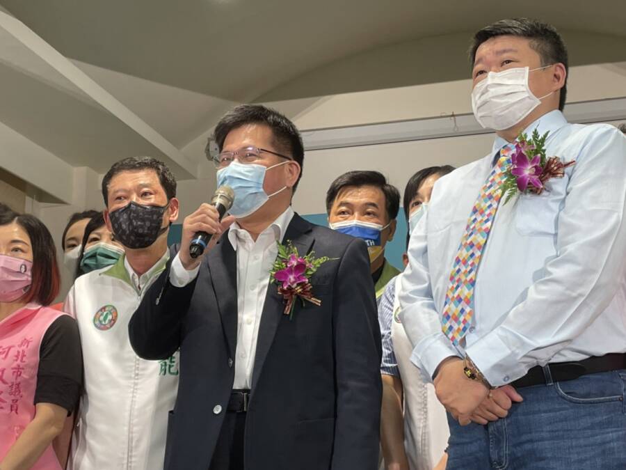 身兼民進黨新北市黨部主委的新北市議員何博文（右一），將擔任林佳龍競總的發言人工作。
