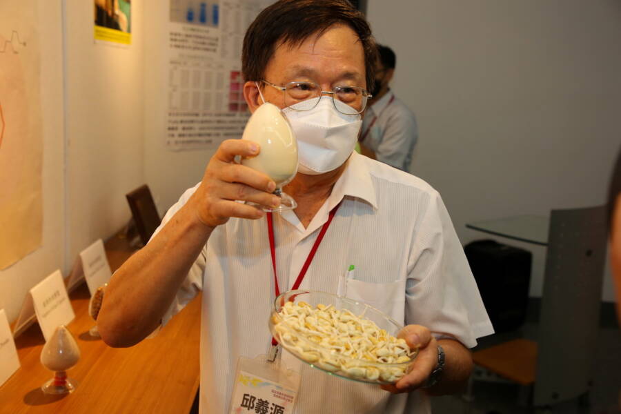 嘉大前校長邱義源 發表「花生蘆烯醇」可有效抑制攝護腺腫大 - 台北郵報 | The Taipei Post