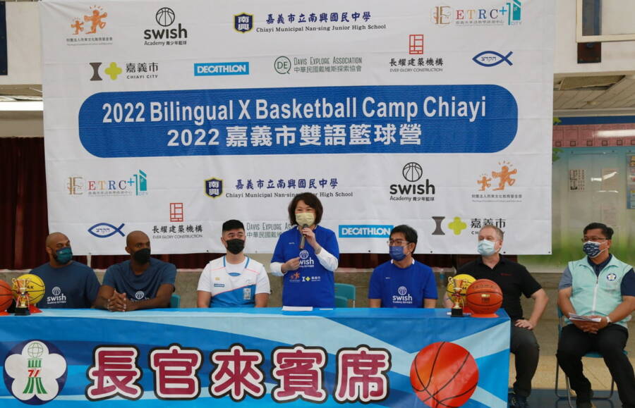 嘉義市雙語籃球營登場　市長黃敏惠與戴維斯化身營隊教練 - 台北郵報 | The Taipei Post