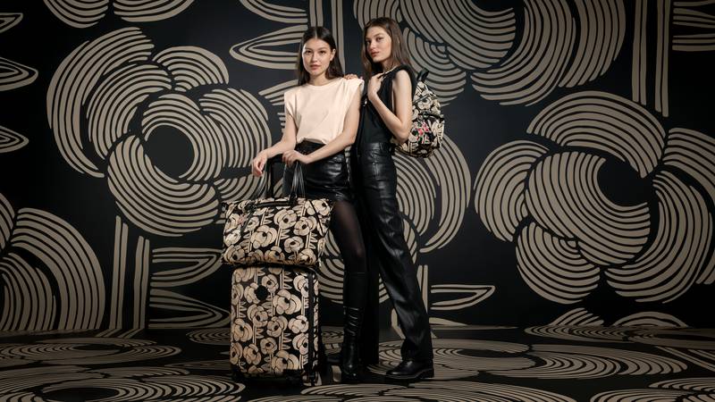 Kipling X ANNA SUI++限量聯名　高奢黑金玫瑰展印花時尚