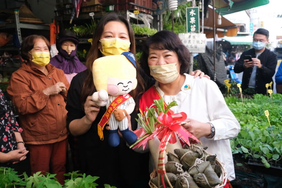 黃敏惠東市場掃街拜票　支持者贈「勇媽布偶」預祝高票當選