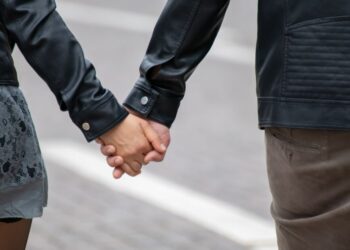 女友看完《初戀》爆哭提分手！背後「超綠真相」網罵爆：就是出軌