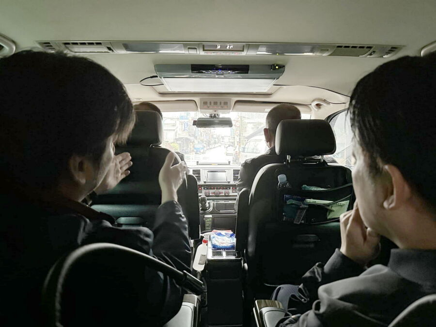 圖／賴清德耐心傾聽完後，立馬邀張錦豪、王傑倫坐上副總統的座車，實地到萬里市區繞了一圈。（圖／新北市議員張錦豪提供）