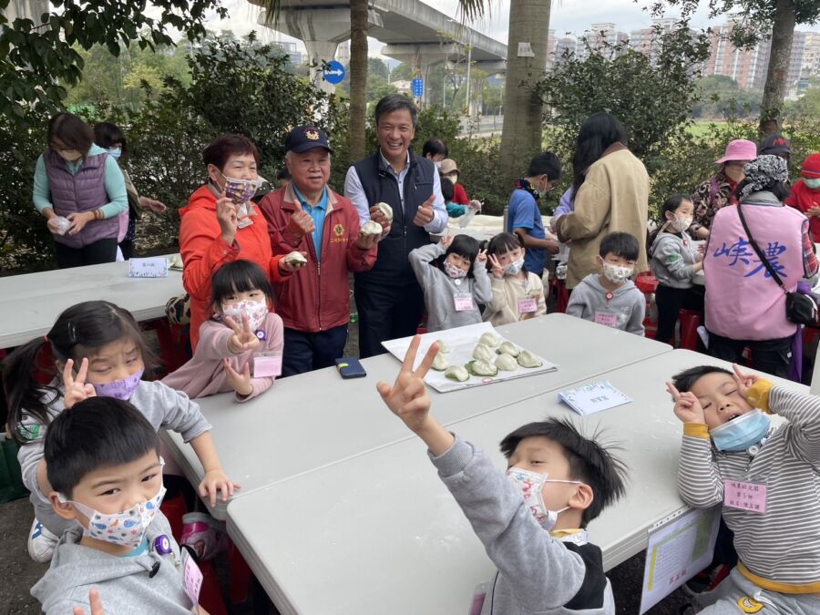 三峽農會揪童體驗「拔蘿蔔」推廣食農教育