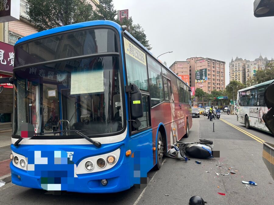 男騎士擦撞公車往右傾倒　遭後方水泥車輾過送醫死亡