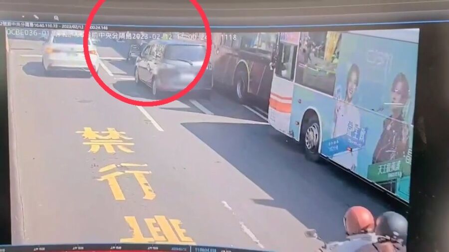 休旅車撞向公車