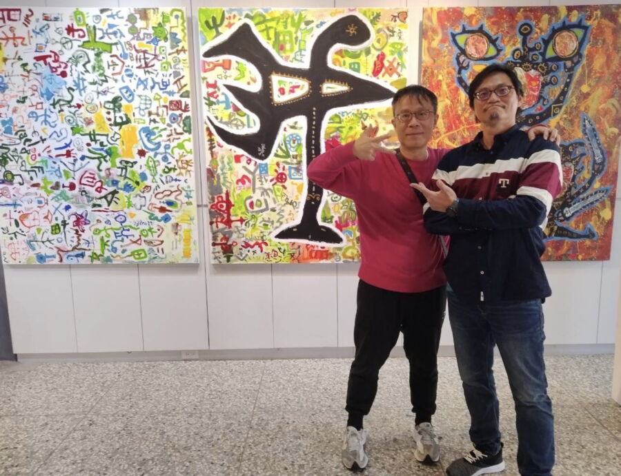 圖／「我的古甲金醉」的畫家「九鬼」劉政宏（右）和策展人趙偉勝（左 ）都是醫師，2人還是高中同學。（圖／九鬼提供）