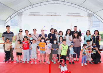 親子共比畫出心中的色彩！　嘉市衛生局舉辦「大手嘉小手」帆布繪畫活動