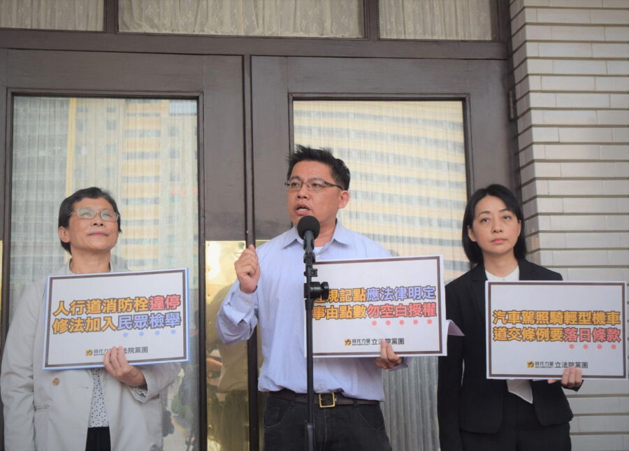圖／時代力量立法院黨團今（14）日針對台灣去年交通事故的死亡人數，已突破3,000人，為十年的新高召開記者會。（圖／時代力量立法院黨團提供）
