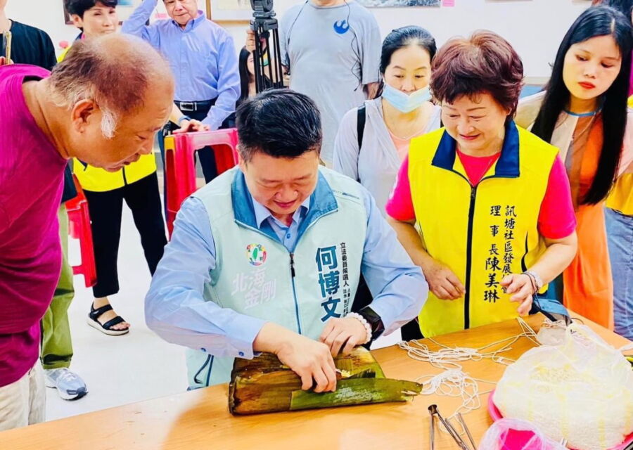 圖／民進黨新北市第一選舉區的立委候選人何博文，4日親自體驗、學習越式肉粽的包法。（圖／何博文提供）