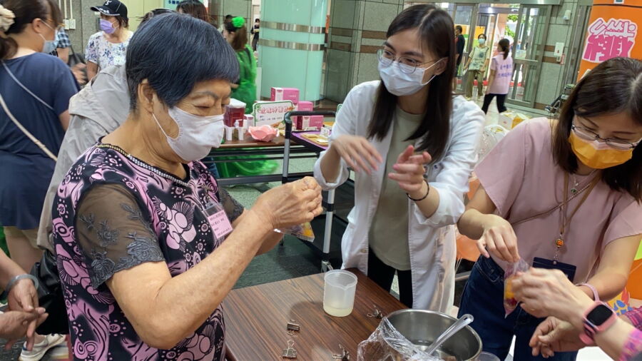 圖／台中醫院營養師現場指導民眾製作高纖水果粽。（圖／台中醫院提供）