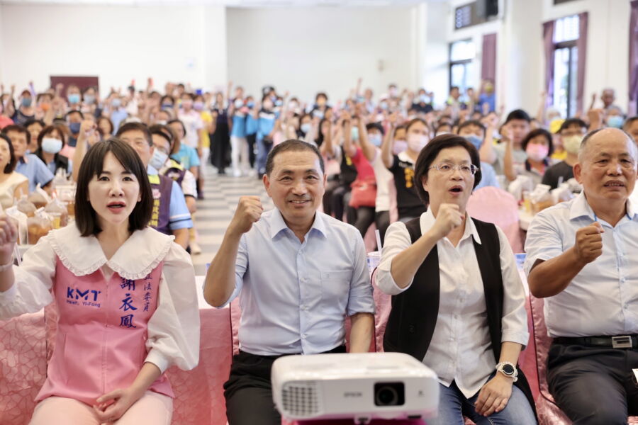 圖／侯友宜一行先前往二林仁和宮參拜，隨後到二林慈恩養護中心與在地鄉親進行產業座談。（圖／侯友宜競選工作室提供）