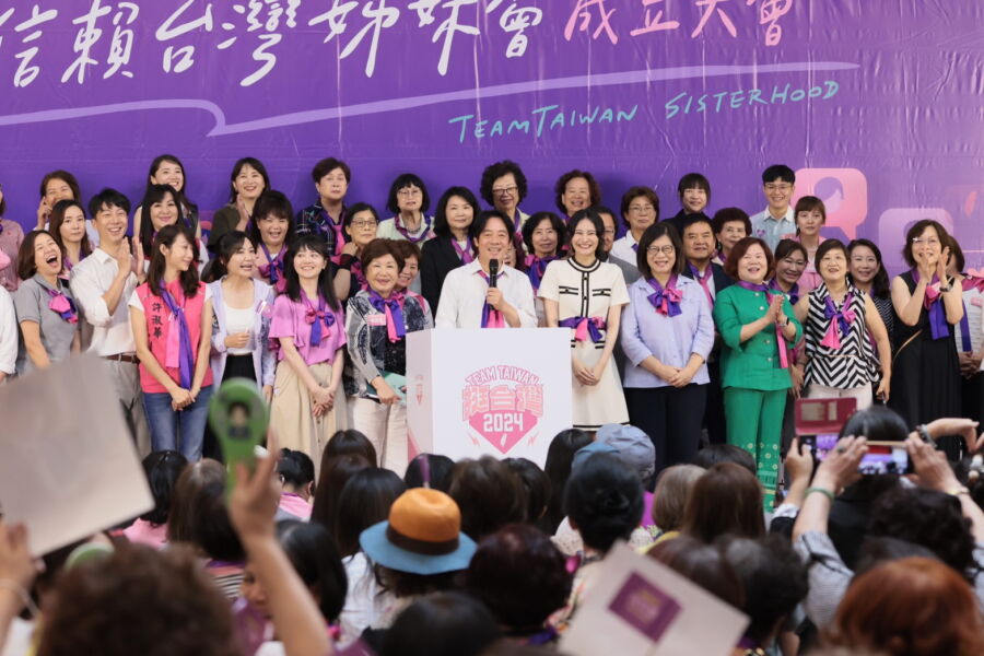 圖／全國信賴台灣姊妹會由跨縣市、跨世代、跨職業別的女性朋友自發組成的後援會，並以「自動自發來相挺、擴大組成信賴姊妹」、「跨世代合作」、「三代同堂」為主軸。（圖／賴清德競辦提供）