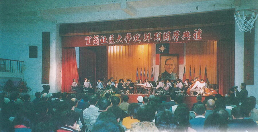 圖／時任宜蘭縣長的劉守成，在2000年4月親自出席宜蘭社大試辦期開學典禮並致詞。（圖／游錫堃臉書）