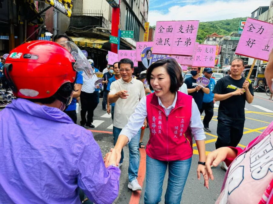 圖／黃琤婷在參拜南方澳南天宮媽祖，秉告參選聲明後，徒步繞行南方澳，訴求「人親土親」，沿途不少住家鼓掌揮手熱烈迴響。（圖／宜蘭縣議員黃琤婷提供）