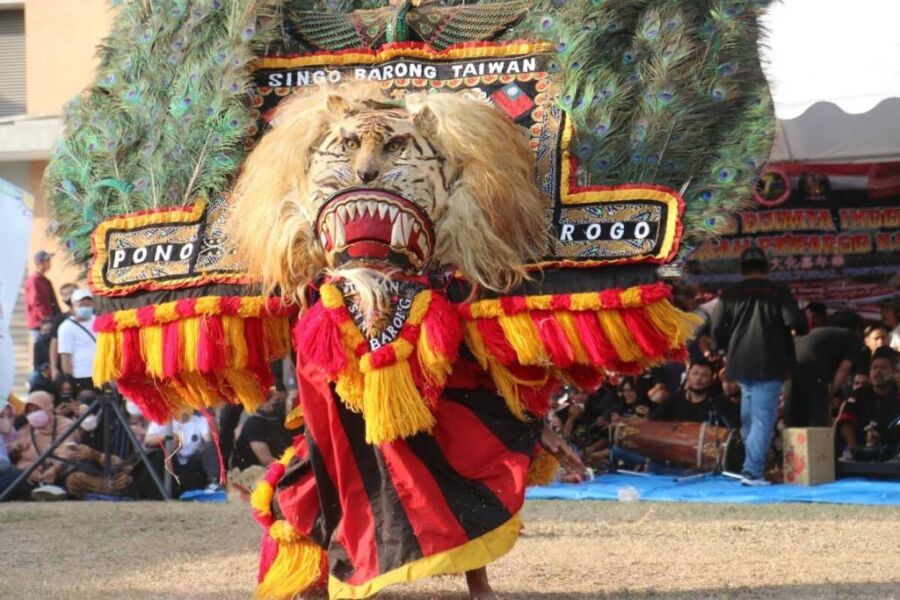 圖／充滿奇幻意象的印尼傳統舞蹈「虎面孔雀羽冠舞」。（圖／新北市政府勞工局提供）