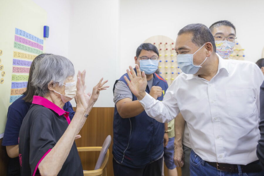 圖／國民黨總統參選人侯友宜今（29）日赴基隆市信義日間照顧中心關心長輩。（圖／侯友宜競辦提供）