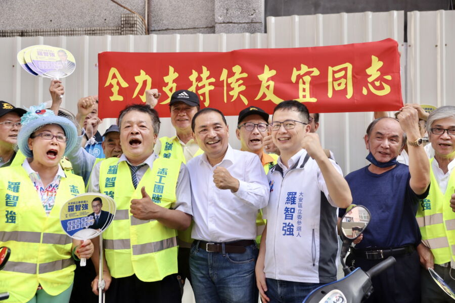 圖／國民黨總統參選人侯友宜今日前往台北市大安區、內湖區、文山區，參拜地方信仰中心，並與立委參選人舉辦地方座談，聆聽基層心聲。（圖／侯友宜競辦提供）