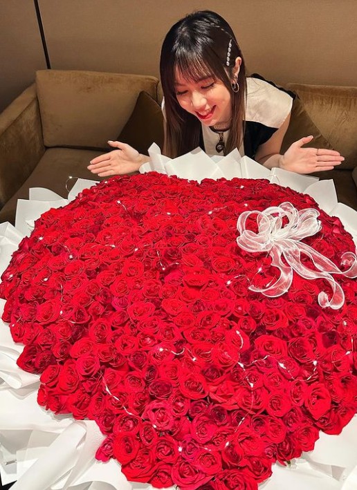 鄧紫棋新造型超像大學生！合照巨型玫瑰花束　網嗨：被求婚了？