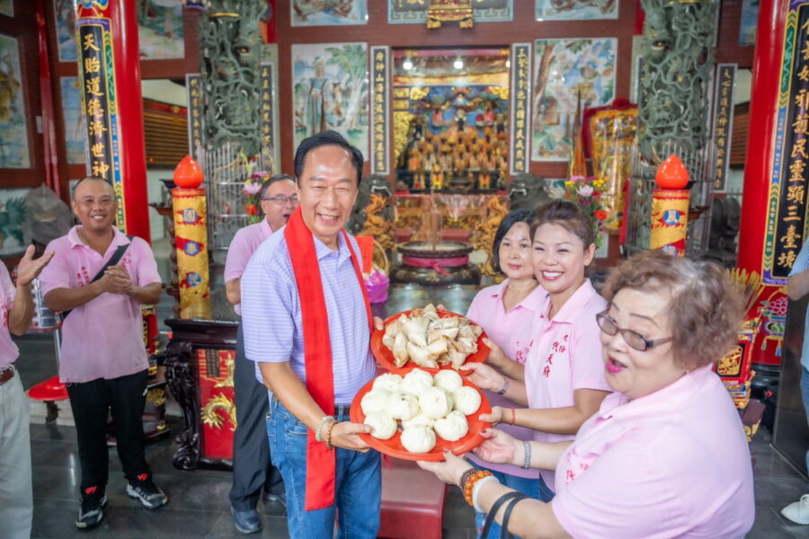 圖／郭台銘今日前往台北市南港中研院福德宮參拜，祈求國泰民安，廟方也送上包子、肉粽，象徵「包中」。（圖／郭台銘競辦提供）