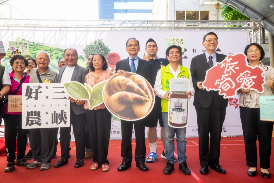 圖／立法院長游錫堃出席三峽綠竹筍、蜂蜜、茶葉的農產品行銷會。（圖／立法院提供）