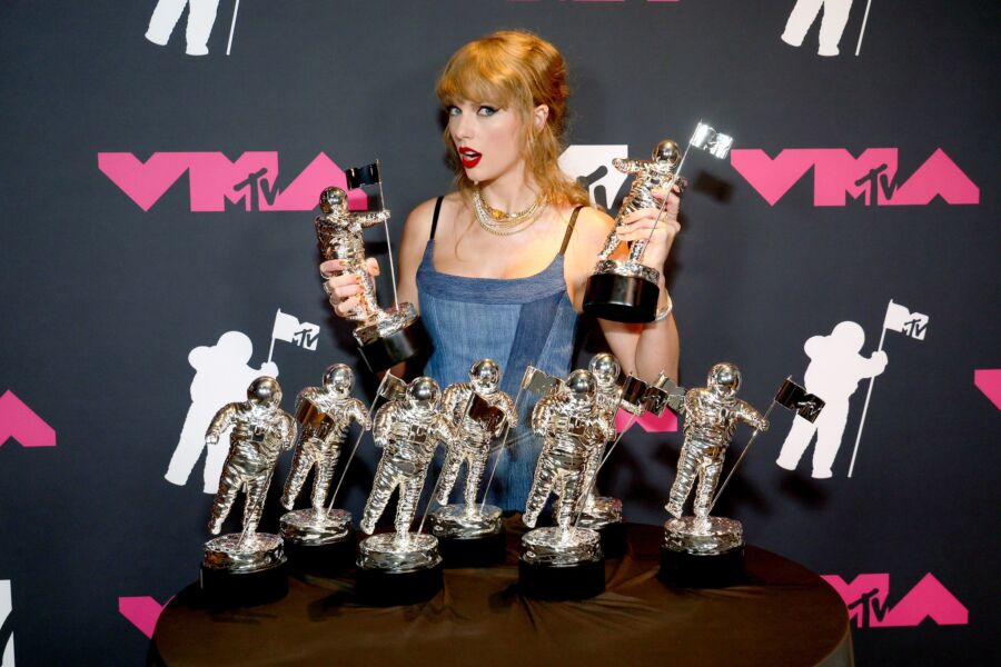 泰勒絲赴美國MTV頒獎典禮      弄丟38萬大鑽戒驚呆嚇傻