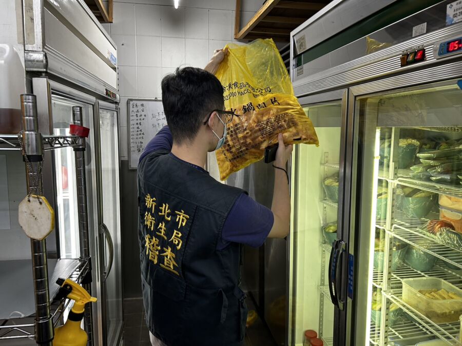 圖／新北市政府衛生局10月啟動專案查核餐飲業者使用豬肉的標示。（圖／新北市政府衛生局提供）