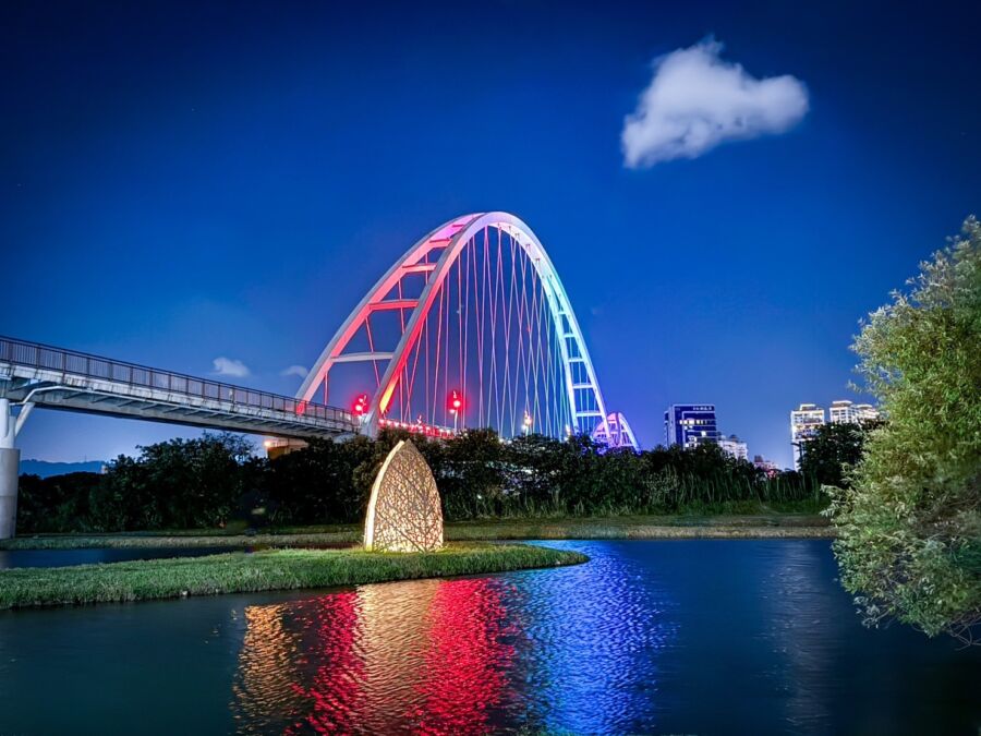 圖／李蕢至的「時間種子」，在夜間與新月橋相互呼應相當漂亮。（圖／新北市政府高灘地工程管理處提供）