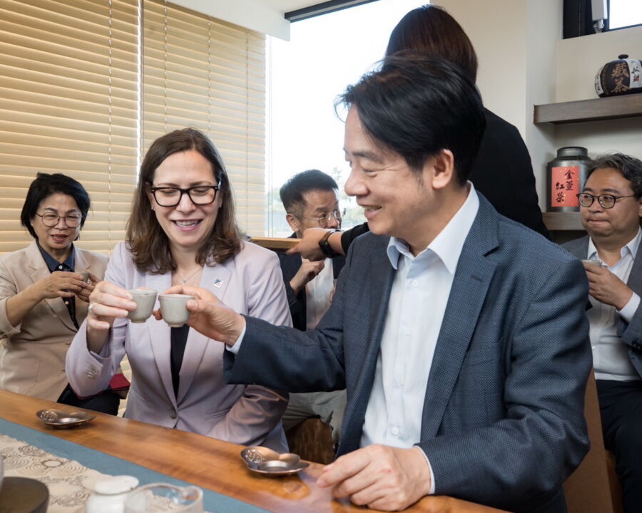 圖／賴清德邀請羅森柏格品嚐客家特色的東方美人茶，並一同用客語說，「台灣好茶好喝！讚！」（圖／民進黨提供）