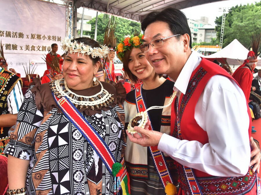 圖／副市長劉和然（右）與馬紹爾群島共和國大使卡蒂爾（左），出席2023國際小米年新北市原住民族聯合文化的活動。（圖／新北市政府新聞局提供）