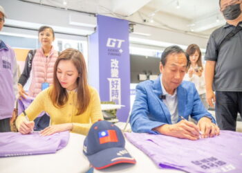 圖／郭台銘與夫人曾馨瑩今（31）日前往台北連署總站，呼籲民眾把握時間儘速連署，體現主流民意最大化。（圖／郭台銘辦公室處提供）