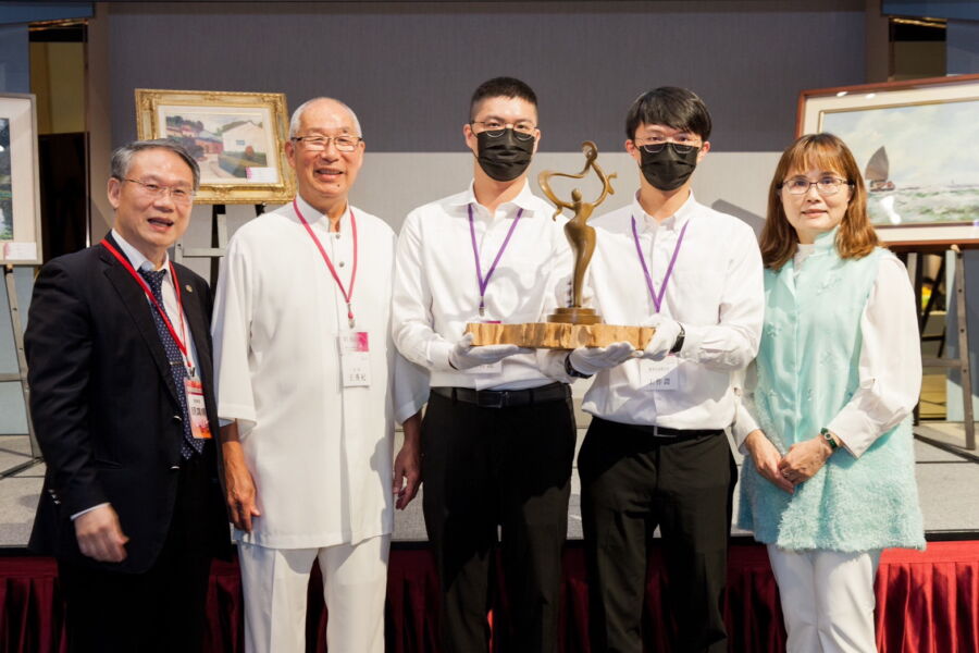 圖／社團法人新北市醫師公會理事長顏鴻順（左一）以32萬元購得王秀杞老師的銅雕作品。（圖／社團法人新北市醫師公會提供）