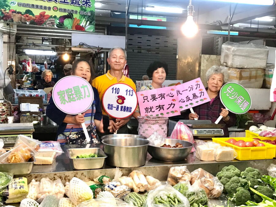 圖／李詹韻茹（右2）賣菜之餘 也幫忙宣導反家暴和兒少保護。（圖／新北市政府社會局提供）