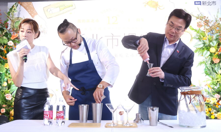 圖／新北市副市長劉和然、主廚漢克及藝人夏語心（由右至左），一起與粉絲DIY紅心芭樂氣泡飲。（圖／新北市政府新聞局提供）