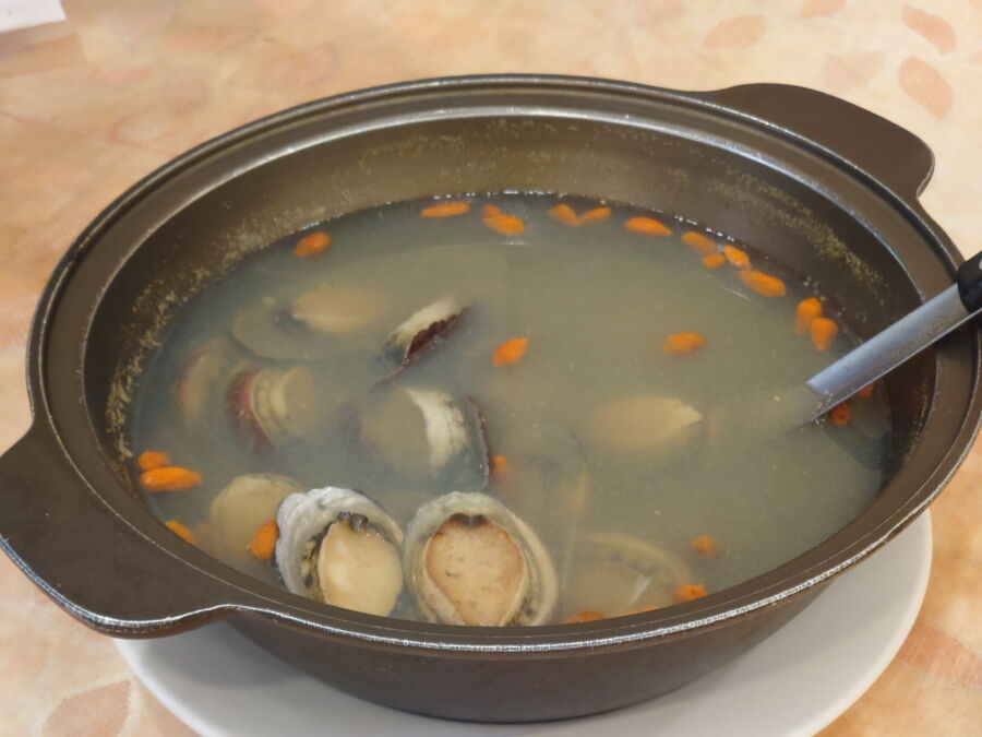 圖／補氣養生的貢寮鮑黃耆枸杞藥膳湯。（圖／新北市漁業處提供）