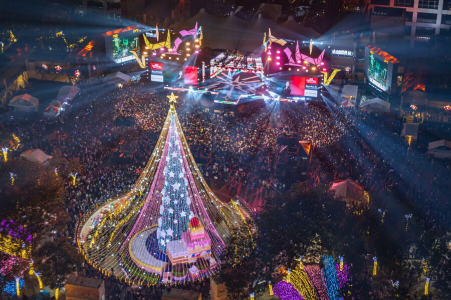 圖／2023新北歡樂耶誕城「巨星耶誕演唱會，一起閃耀繽紛之夜」，湧入滿滿的歌迷人潮同歡。（圖／新北市政府觀光旅遊局提供）