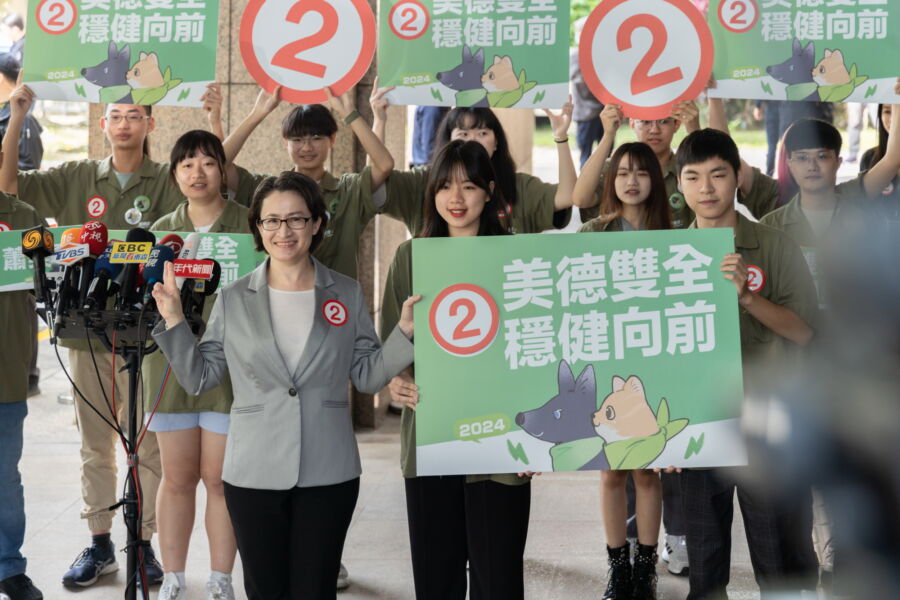 圖／蕭美琴在看板貼上2號，象徵著「勝利標誌」；隨後支持者簇擁蕭美琴齊聲高喊「美德贏台灣」、「美德雙全 穩健向前」。（圖／賴清德競總提供）