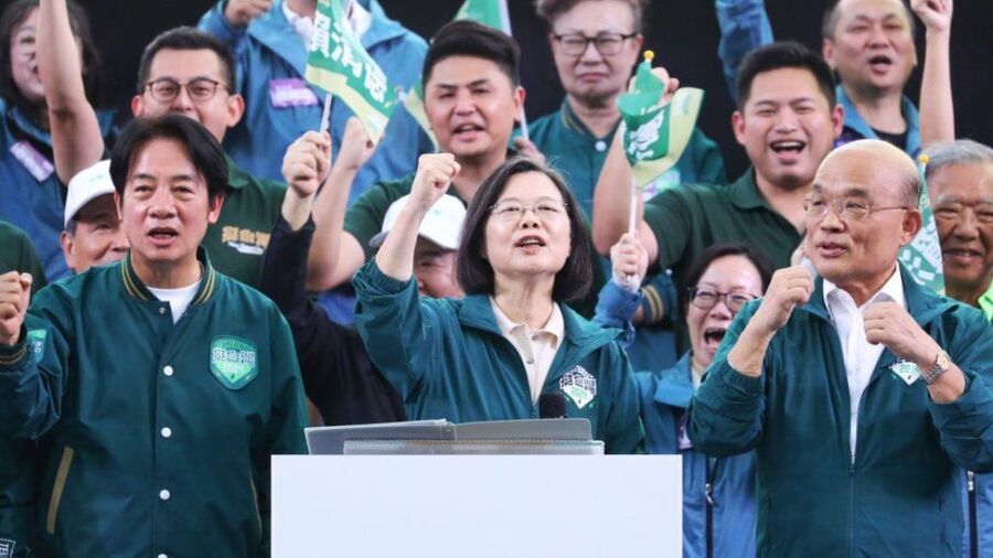 圖／即將卸任的蔡英文，到台灣各地輔選、拜票，仍獲很多掌聲，堪稱民進黨福將。（圖／bbc.com）