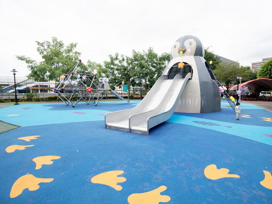 圖／新店區安和景觀公園企鵝造型的溜滑梯。（新北市政府景觀處提供）