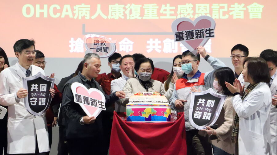 圖／臺北醫院與新北消防共同為OHCA康復病人慶祝重生。（臺北醫院提供）
