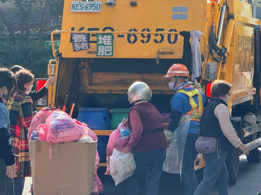 圖／新北市政府環保局說，今（9）日收運垃圾量高達約3436公噸，約為平常日的2倍。（新北市政府環保局提供）