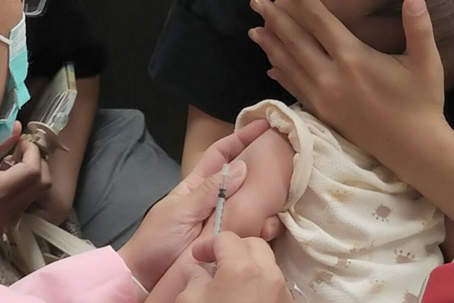 圖／設籍新北6個月以上未滿1歲嬰幼兒，如欲前往麻疹流行地區，可至29區衛生所評估，免費提前接種1劑麻疹、腮腺炎、德國麻疹混合疫苗。（新北市政府衛生局提供）