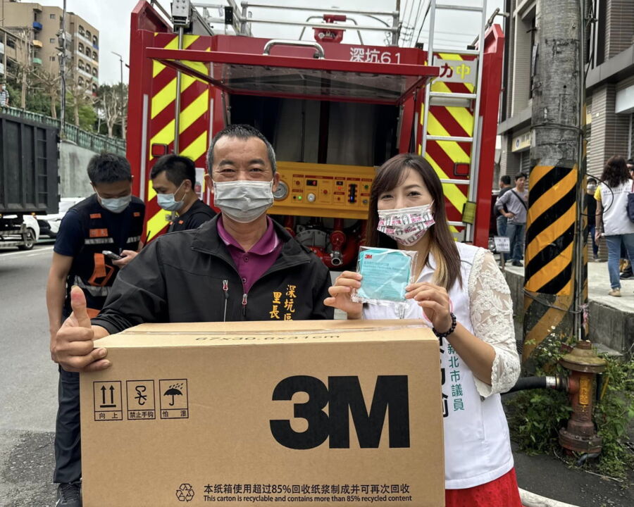 圖／新北市議員陳乃瑜今（22）日募集了幾箱N95口罩親自送到深坑，贈送給第一線辛苦的警消與里長。（翻攝陳乃瑜臉書）