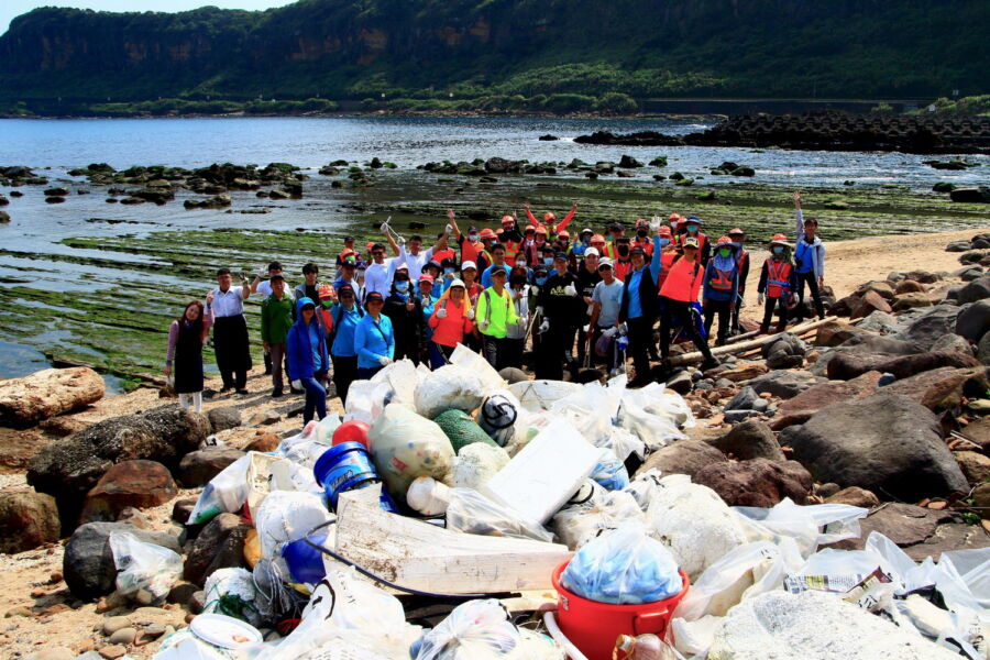 圖／新北市政府環保局今（5）日淨灘清出880公斤的垃圾及660公斤資源回收物。（新北市政府環保局提供）