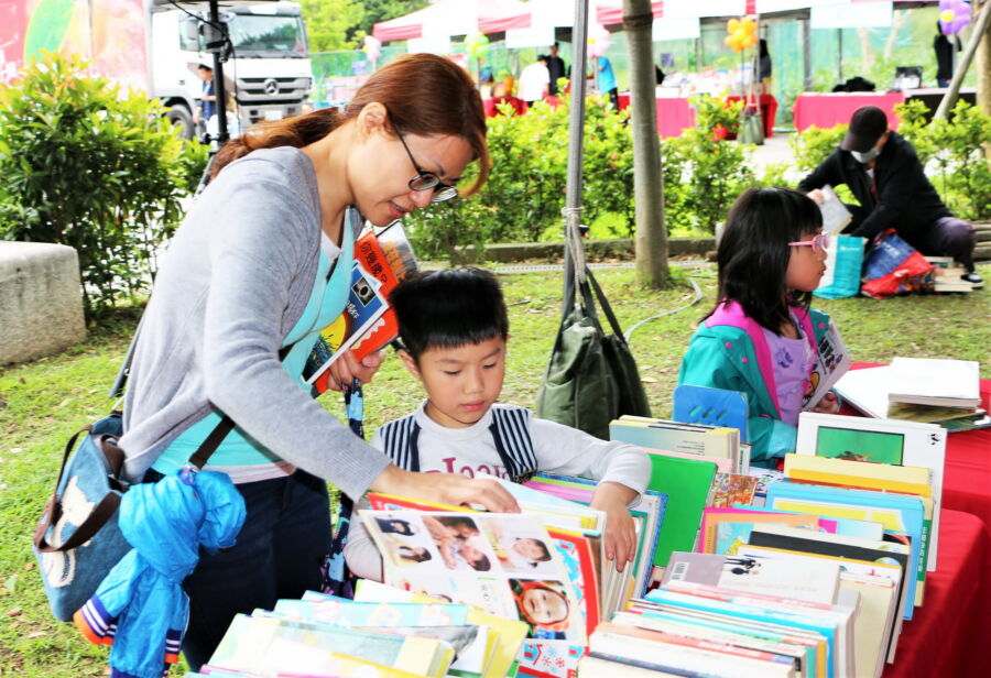 圖／蘆洲分館與空中大學合作於在地市集中推出好書交換與親子閱讀活動，讓民眾逛市集、看好書、聽演講，還可帶喜歡的書回家。（新北市立圖書館提供）