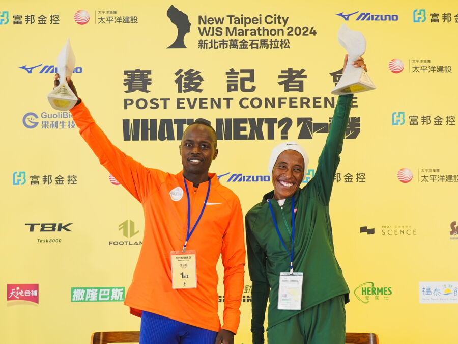 圖／2024萬金石馬拉松由肯亞Cyrus Kipkemboi（左）拿下男子組冠軍，Fozya Jemal則拿下女子組冠軍。（新北市政府提育局提供）